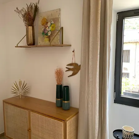 Maisonnette Typique De Village *