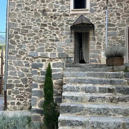 Maisonnette Typique De Village