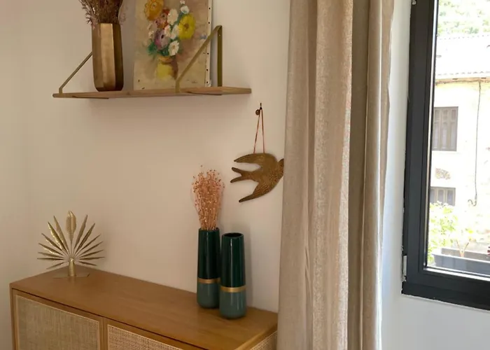 Maisonnette Typique De Village *