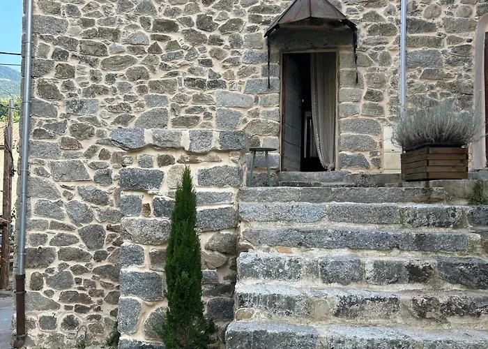 Maisonnette Typique De Village